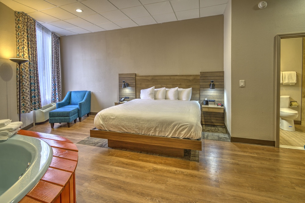 Clarion Pointe Downtown Gatlinburg - photo 15