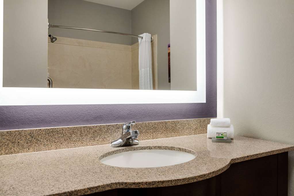 La Quinta Inn & Suites by Wyndham Dumas - photo 25