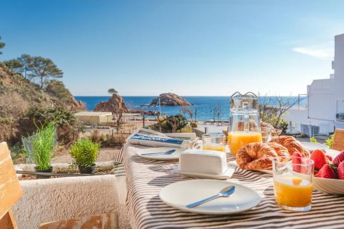 Lets Holidays garden house in front of the beach — 4-Star Luxury Hotel in Tossa De Mar, Spain