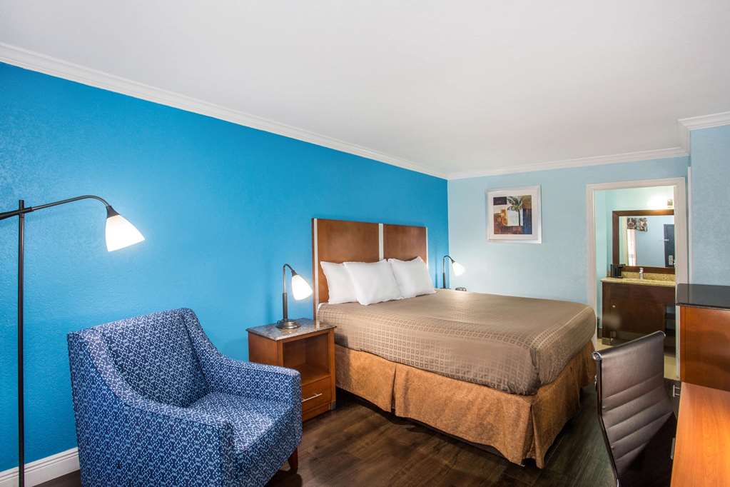 Days Inn by Wyndham Florida City - photo 9