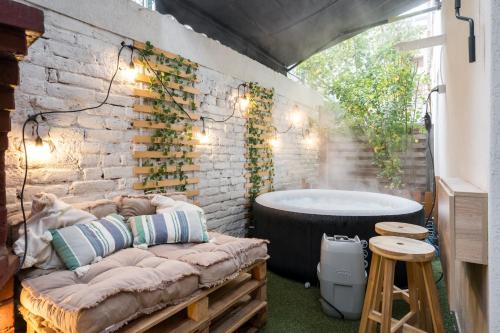Downtown Urban Spot Jacuzzi&Cinema Universitate — 4-Star Luxury Hotel in Bucharest, Romania