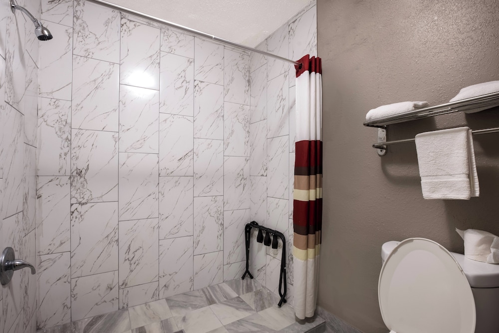 Red Roof Inn & Suites Statesboro University - photo 23