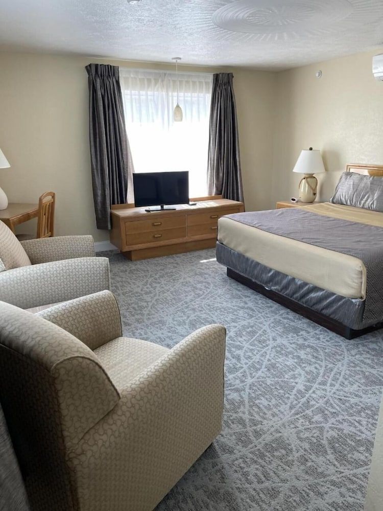 Lake Front Hotel - photo 11