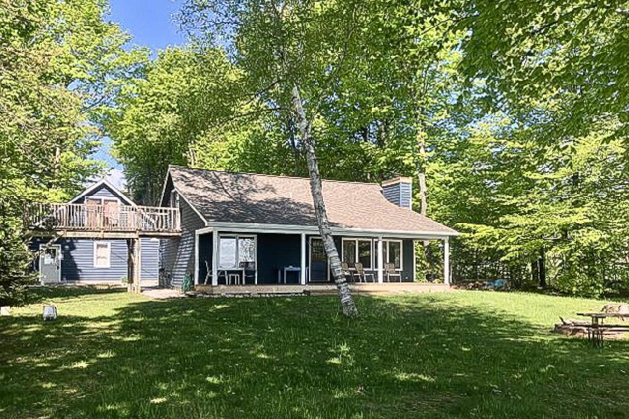 Moonridge Cottage — 4-Star Luxury Hotel in Traverse City, United States