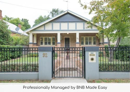 The Oaks on March Stunning & Elegant CBD Home — 4-Star Luxury Hotel in Orange, Australia