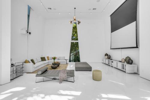 Villa Loggia Oasis Luxurious 6BD 7BA with Resort Style Pool - photo 39