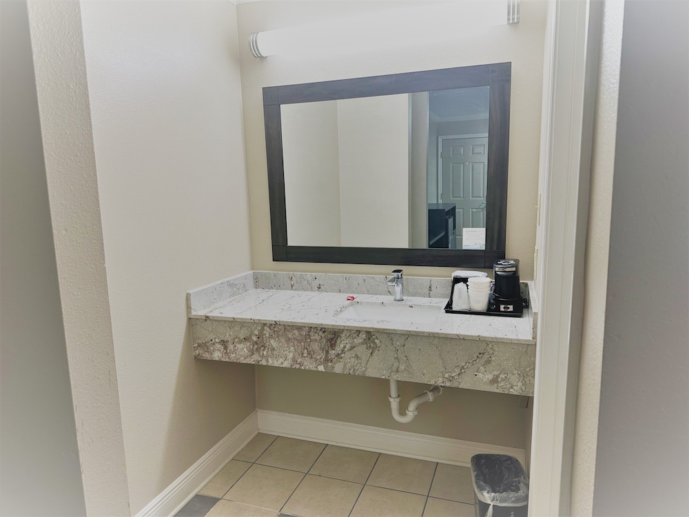 Super 8 by Wyndham Picayune - photo 13