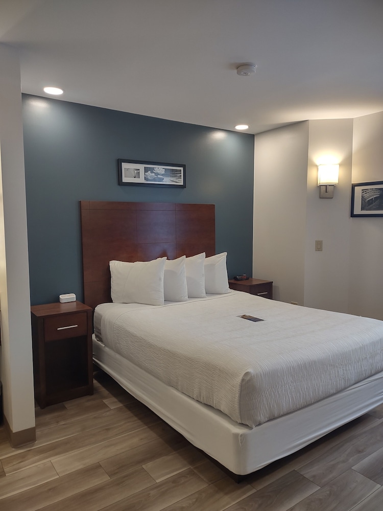 Baymont by Wyndham Flat Rock - photo 6