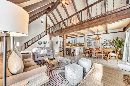 Beautiful Homewood Retreat with Deck and Grill — hotel in Homewood