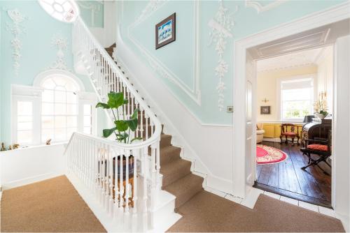 Stunning & spacious Georgian town house in St Neots town centre with parking — 4-Star Luxury Hotel in Saint Neots, United Kingdom