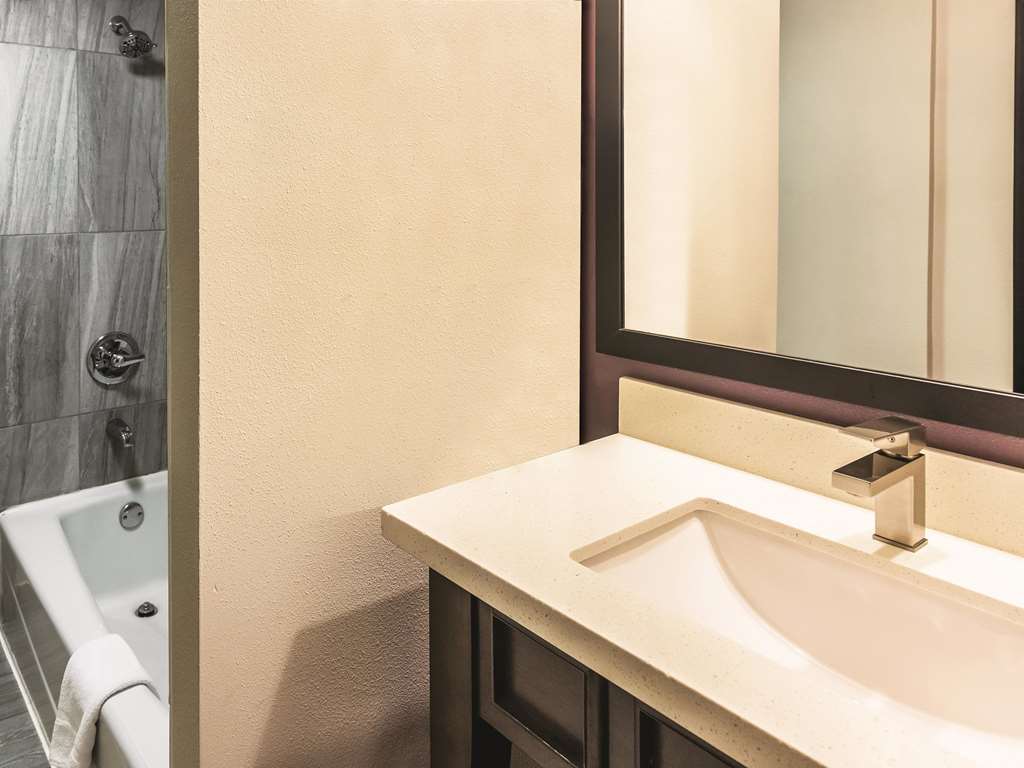 La Quinta Inn & Suites by Wyndham Colorado Springs North - photo 18
