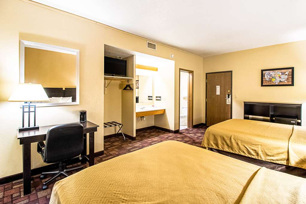 Econo Lodge Watertown - photo 17
