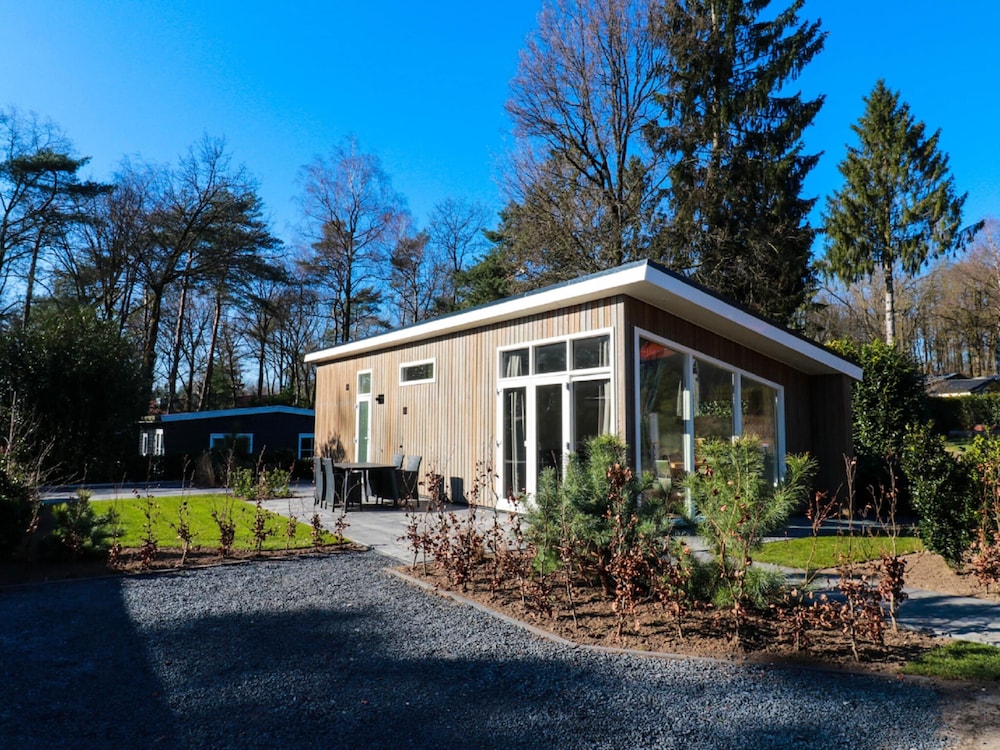 Atmospheric chalet with terrace in the middle of the Veluwe — 4-Star Luxury Hotel in Apeldoorn, Netherlands