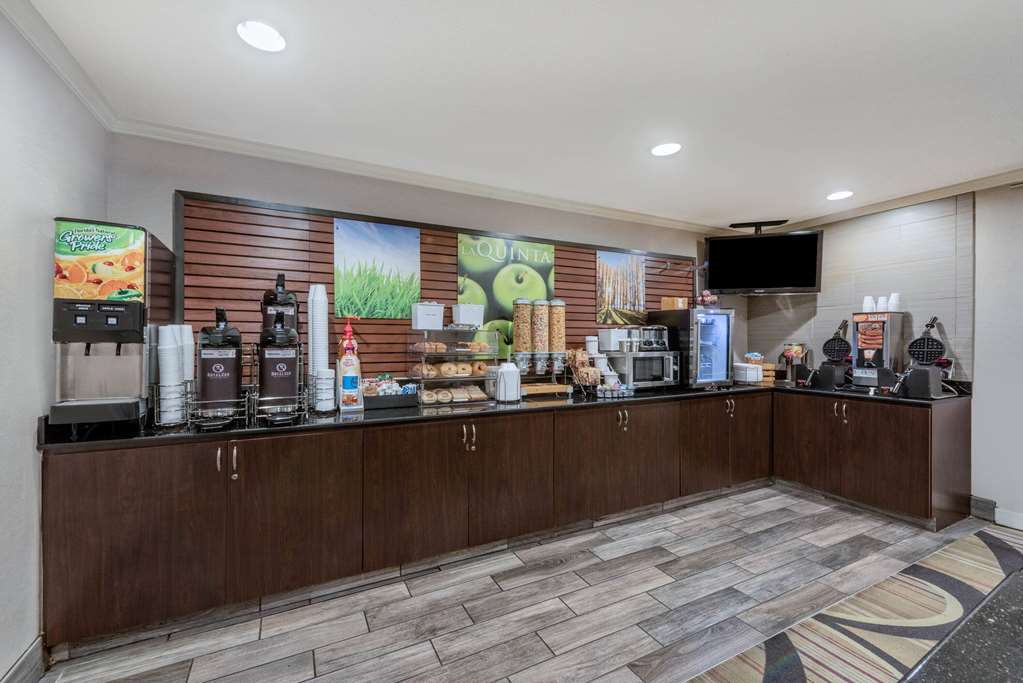 La Quinta Inn & Suites by Wyndham Cleveland Macedonia - photo 55