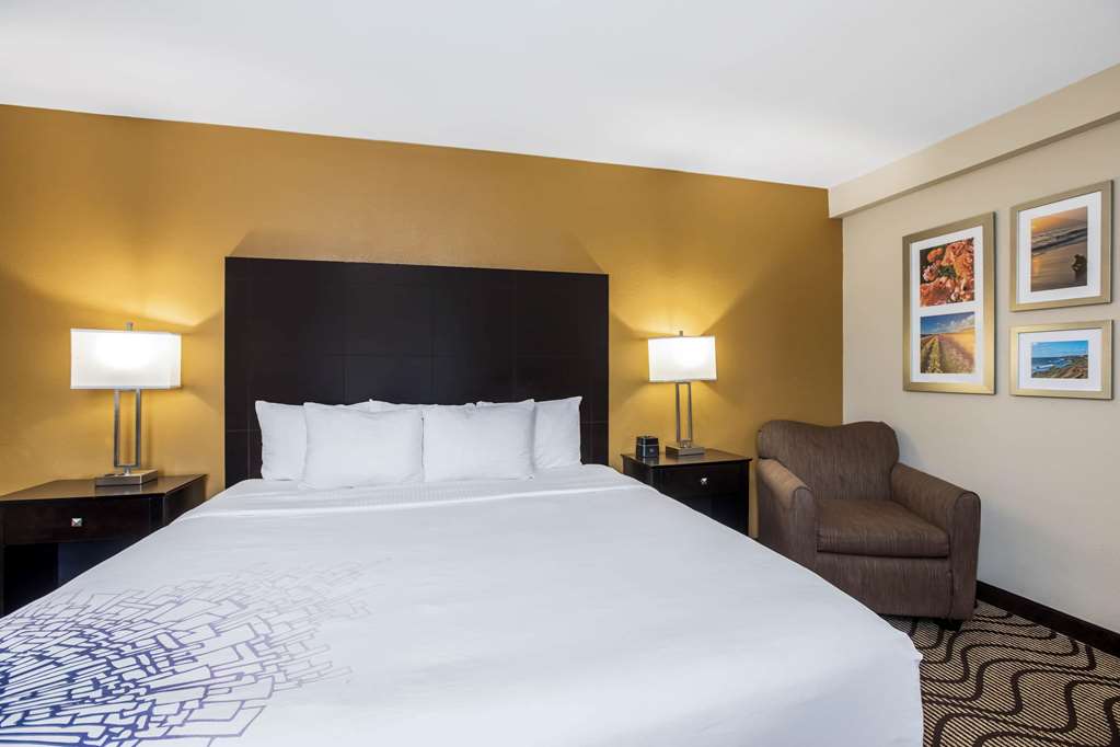La Quinta Inn & Suites by Wyndham Carlsbad Legoland Area - photo 30