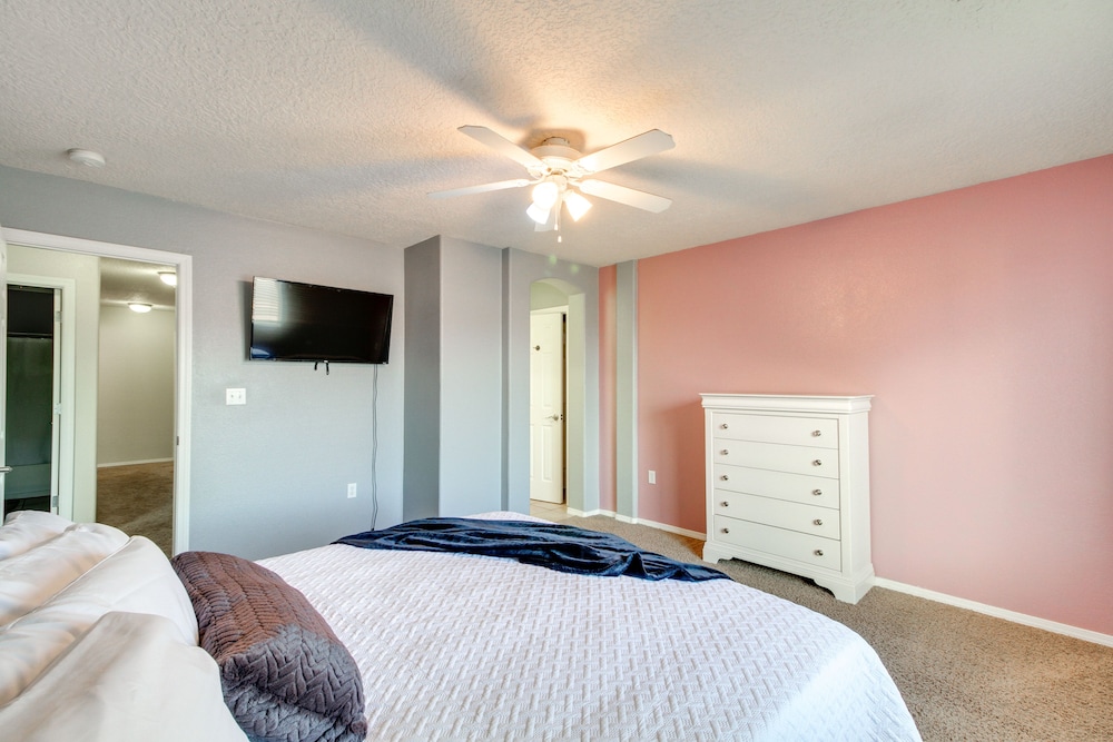 Chic New Mexico Retreat w Patio Grill & Fire Pit — hotel in Los Lunas