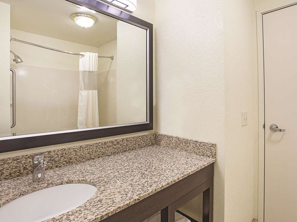 La Quinta Inn & Suites by Wyndham Central Point Medford - photo 17