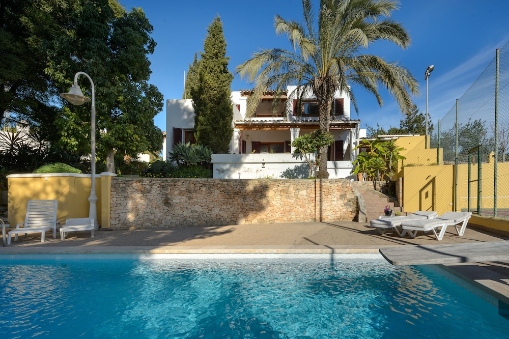 Villa Romero — 4-Star Luxury Hotel in Sant Antoni De Portmany, Spain