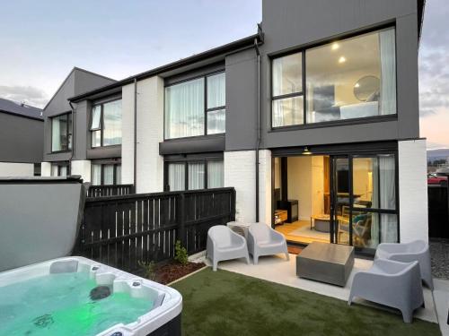 Riverside Lodge Luxury Two Bedroom With Hot Tub — 4-Star Luxury Hotel in Wanaka, New Zealand