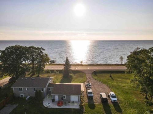 Modern Home on Mille Lacs Lake Amazing yard and game room — 4-Star Luxury Hotel in Garrison, United States