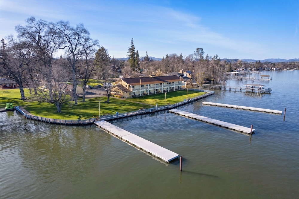 Skylark Shores Resort - photo 2