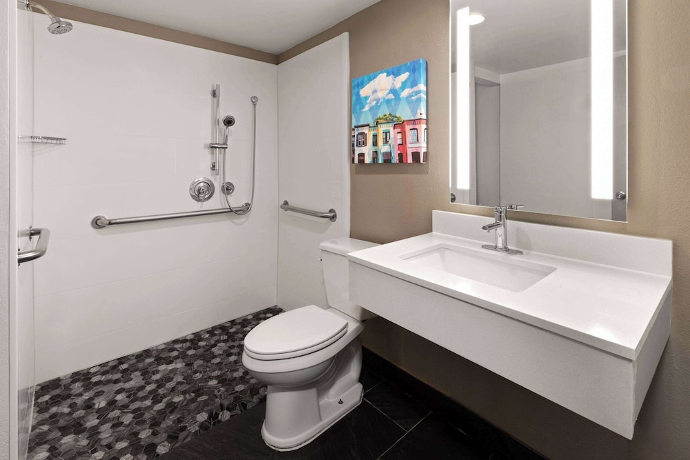 La Quinta Inn & Suites Washington DC Capital NoMA - photo 32