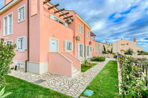 Medulin Luxury Apartments with beautiful garden 100 m from beach — 4-Star Luxury Hotel in Medulin, Croatia