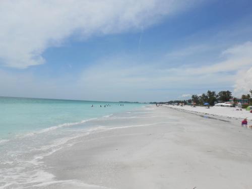 Coquina Beach Club 203 — 4-Star Luxury Hotel in Bradenton Beach, United States