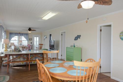 The Beach Fact Oar by Oak Island Accommodations - photo 16