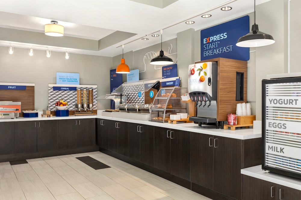 Holiday Inn Express & Suites Philadelphia Mt. Laurel by IHG - photo 42