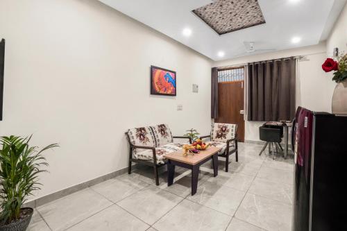 Homlee Luxurious 2BHK Dilshad Metro Ground Floor — 4-Star Luxury Hotel in New Delhi, India