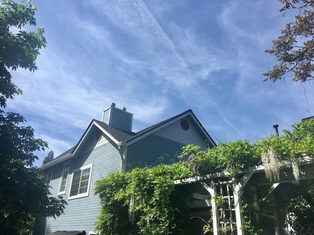 Oak Tower Townhouse 1.5 Blocks to OSF in Ashland, United States