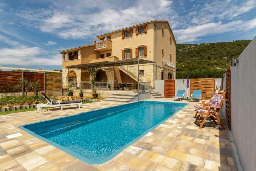 Apartments Mardešić — 4-Star Luxury Hotel in Komiza, Croatia