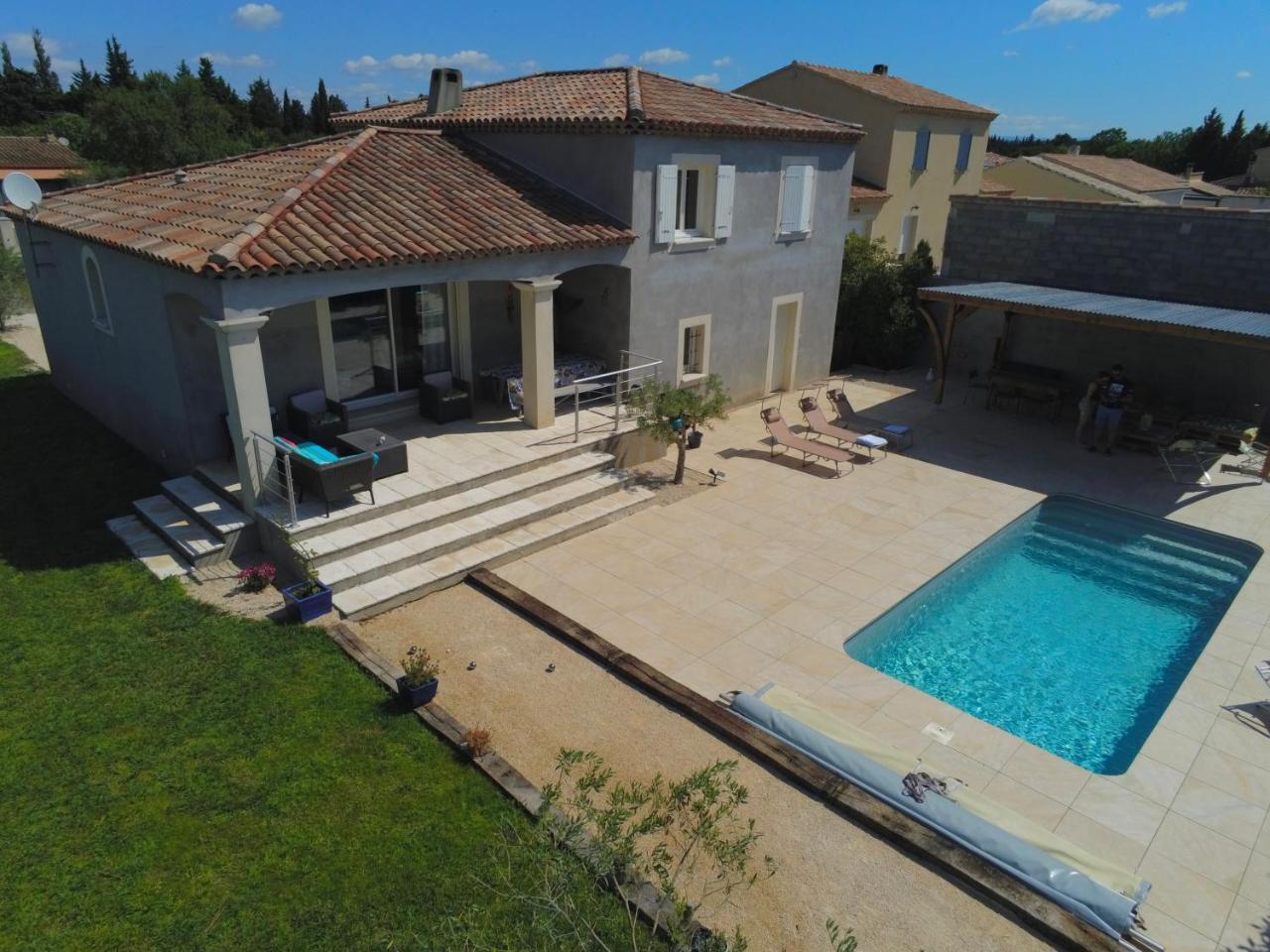 Proche Saint Remy de Provence — 4-Star Luxury Hotel in Molleges, France