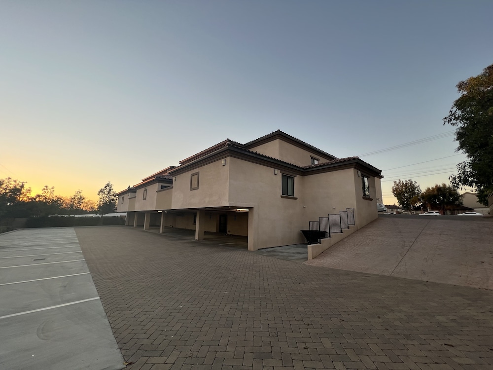 Aspire Inn & Suites Orange - photo 21