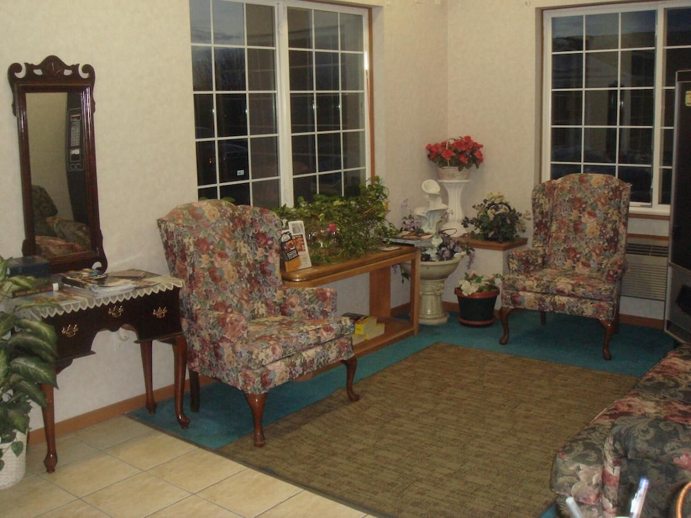 Townhouse Inn & Suites - photo 2