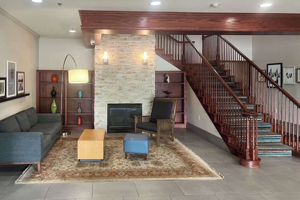Comfort Inn & Suites St. Paul Northeast - photo 2
