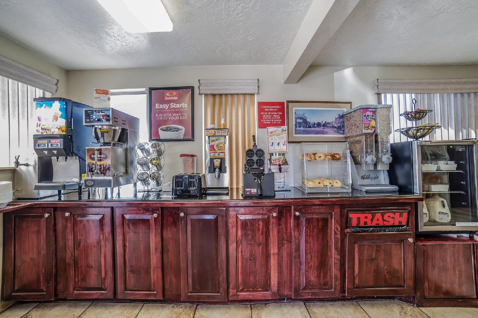 Econo Lodge Downtown - photo 22