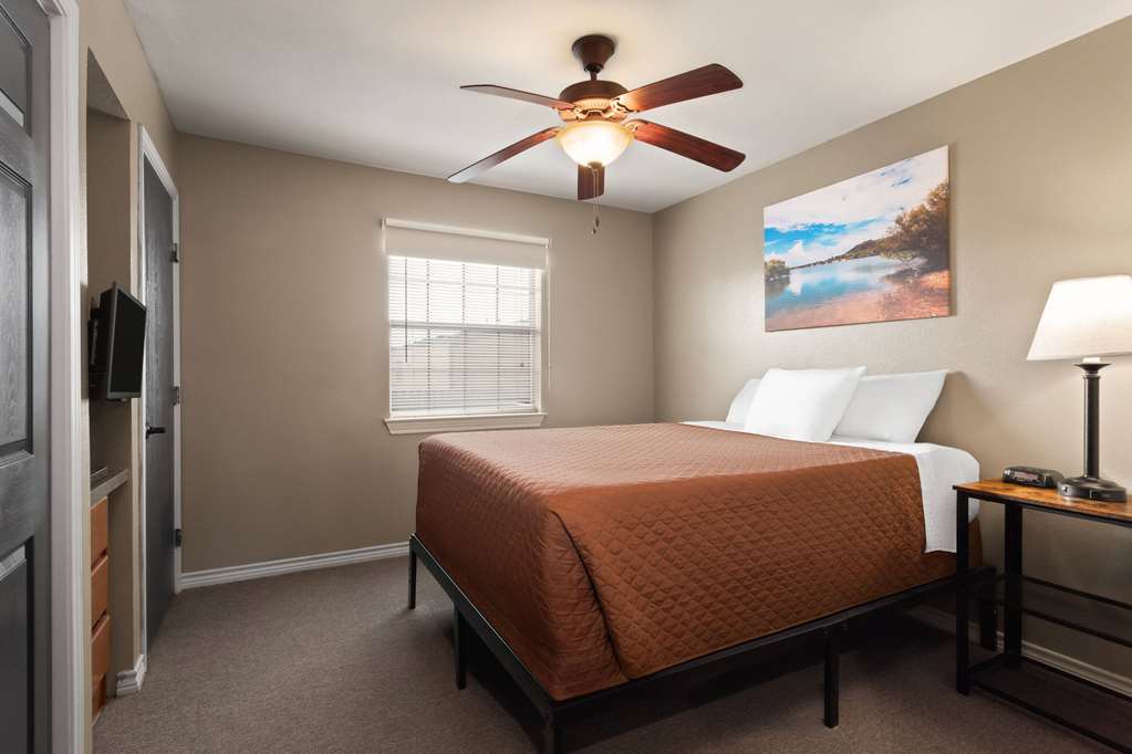 Eagle's Den Suites Cotulla a Travelodge by Wyndham - photo 19