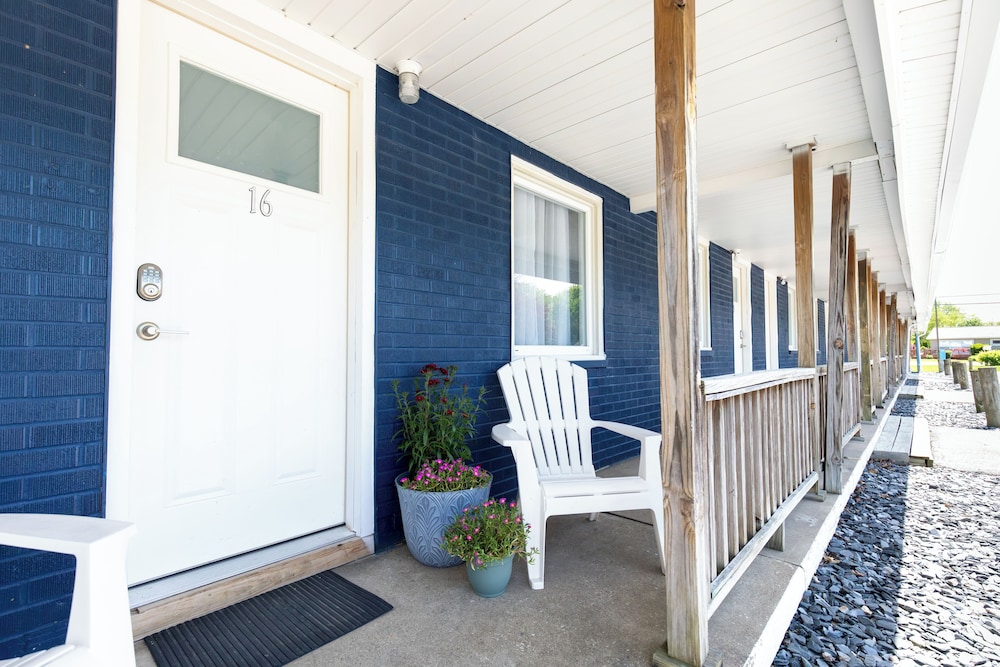 Anchor Bay Inn and Suites - photo 36