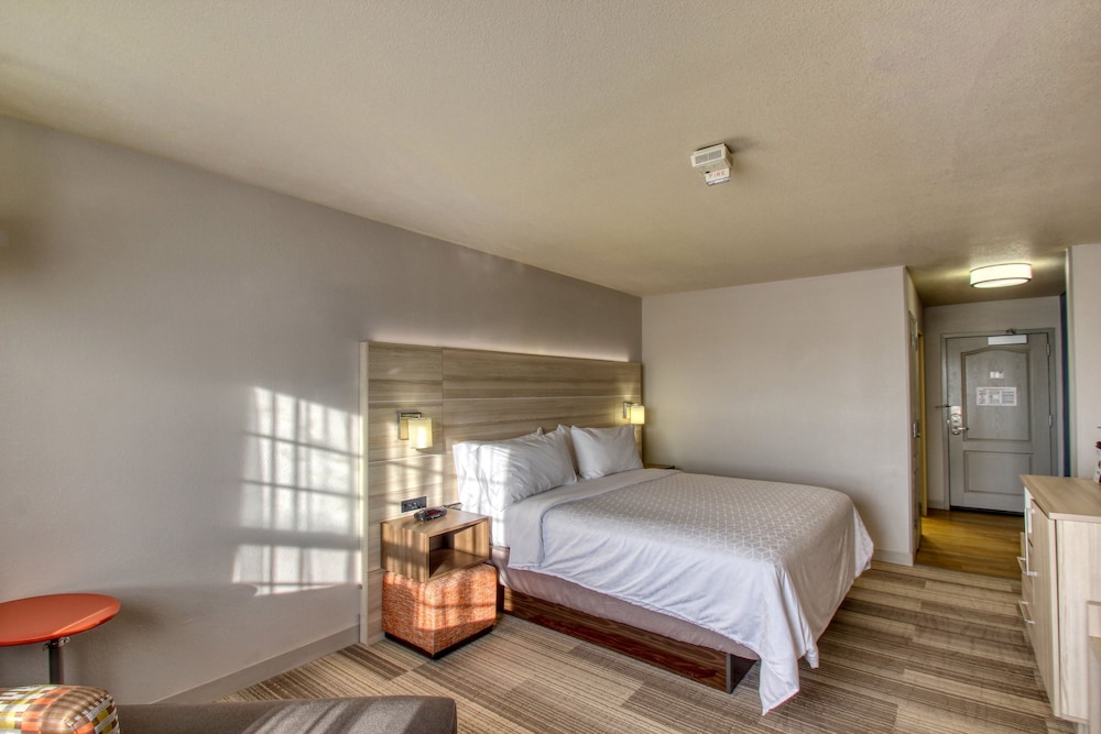 Holiday Inn Express Hotel & Suites Milwaukee Airport by IHG - photo 40