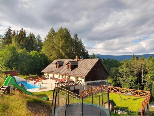Chalupa Barborka Národní park Krkonoše sauna bazén dětské hřiště gril 6 pokojů kuchyň společenská místnost s krbem in Vrchlabi, Czech Republic