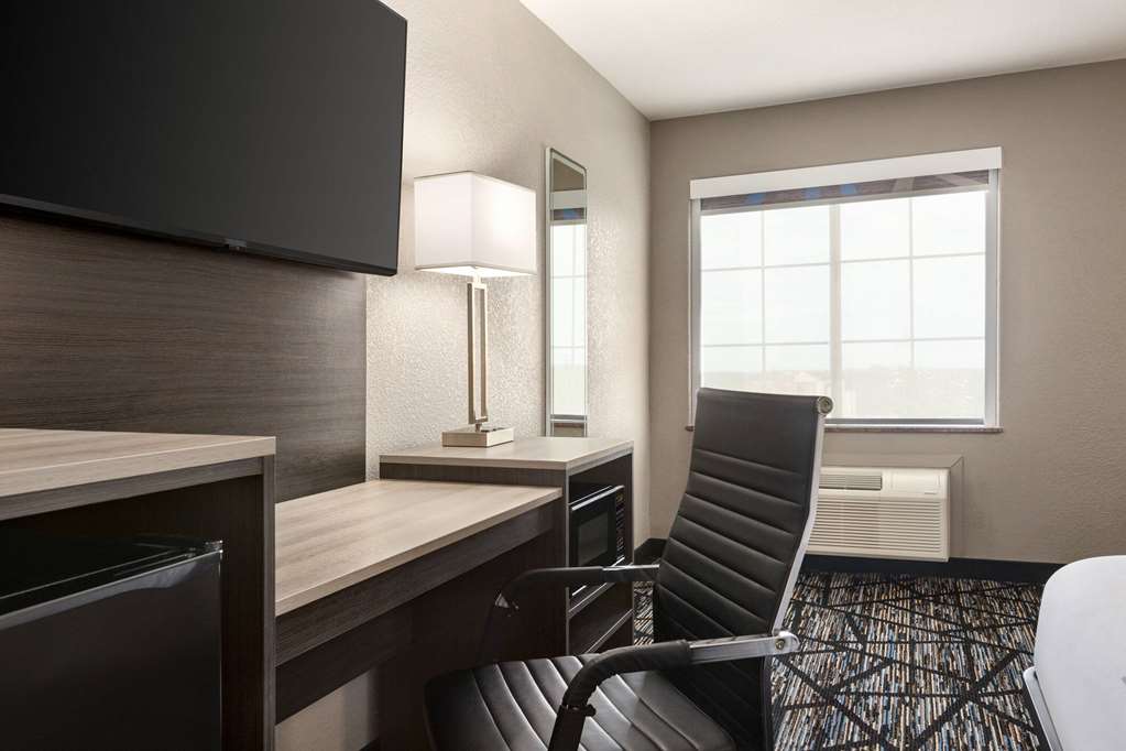 La Quinta Inn & Suites by Wyndham San Antonio N Stone Oak - photo 19