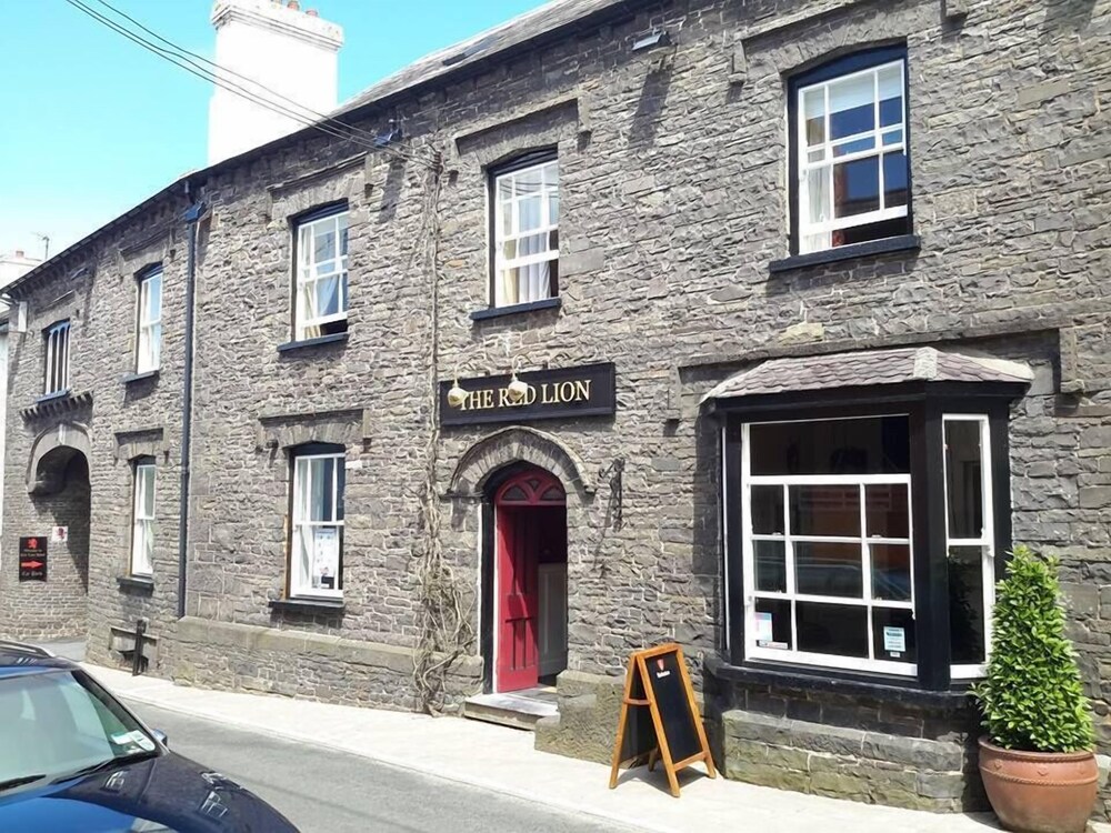 The Red Lion Hotel - carbon neutral hotel in Carmarthen