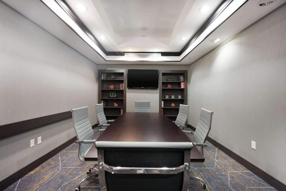 Hampton Inn & Suites Tulsa Central - photo 41