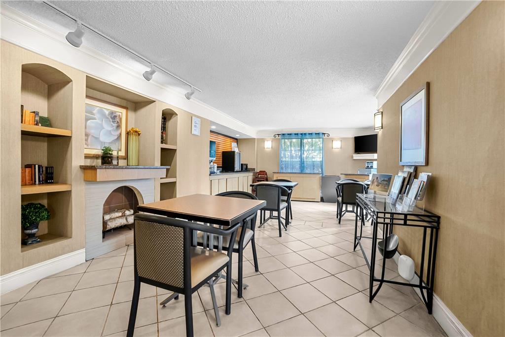 Howard Johnson by Wyndham Columbus Fort Moore - photo 12