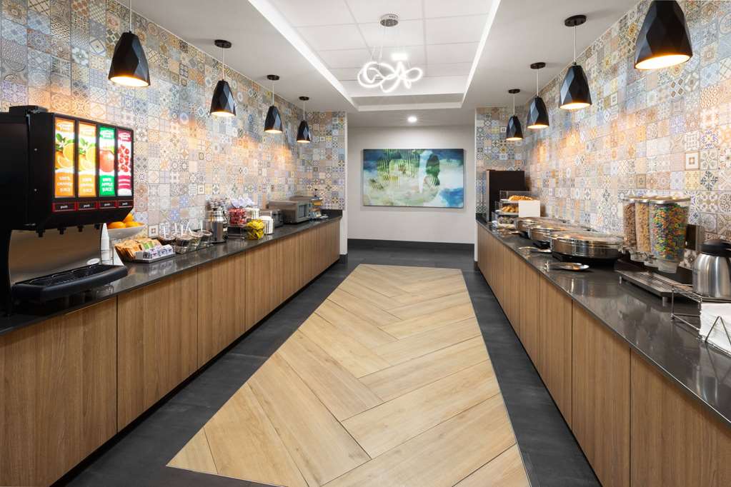 La Quinta Inn & Suites by Wyndham El Paso East Loop 375 - photo 4