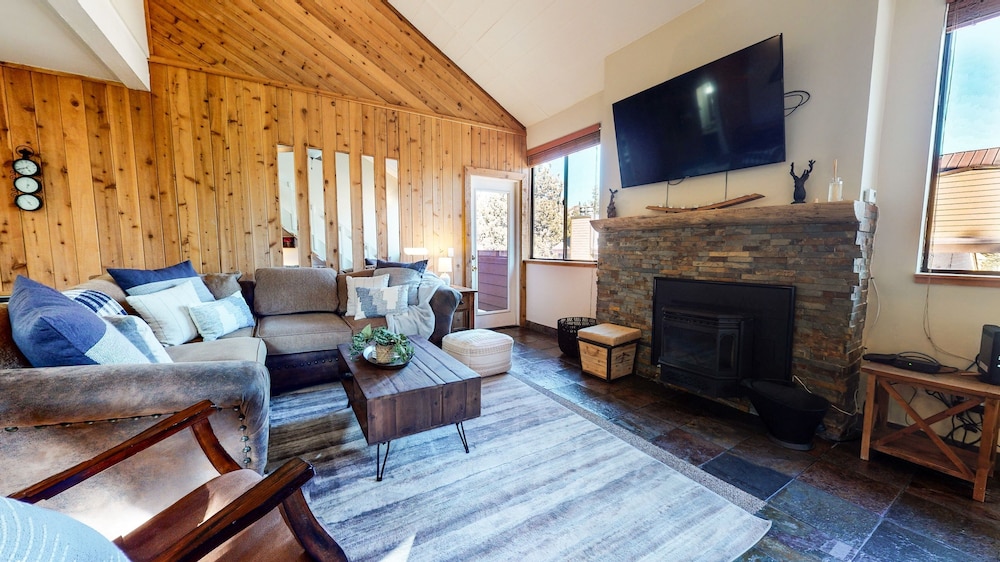 San Sierra 26 Pet Friendly Mountain Modern Walk to The Village by RedAwning — 4-Star Luxury Hotel in Mammoth Lakes, United States