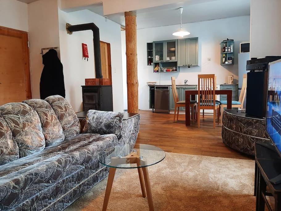 House with spacious garden and a simple sauna in Poltsamaa, Estonia