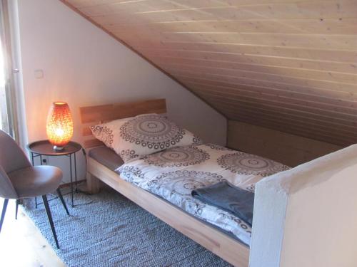 #4 Dachstudiozimmer mit 2 Betten und Balkon mit WG Bad Airport nah freies W Lan — hotel near Memmingen Allgau Airport